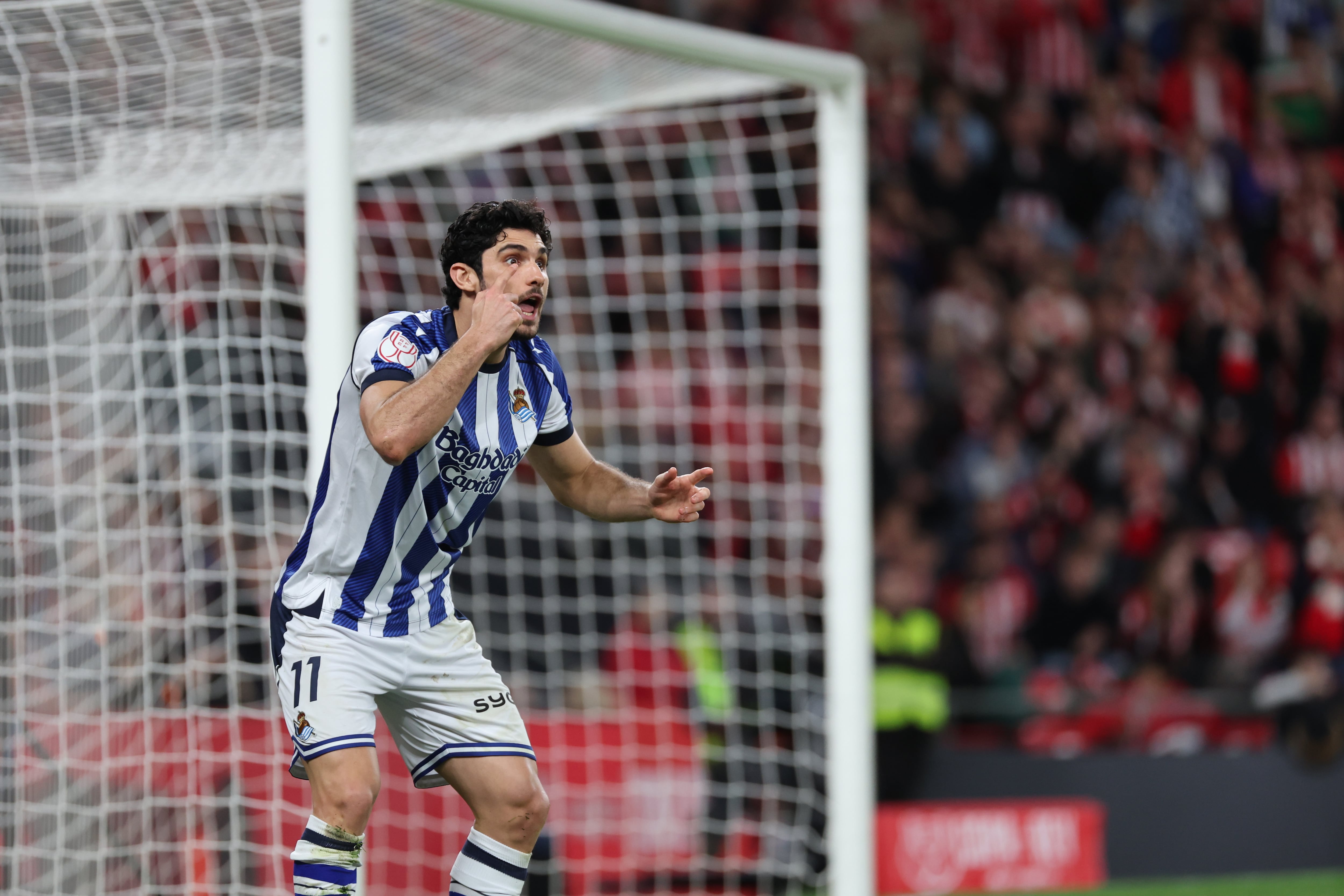 BILBAO, 11/02/2026.- El centrocampista de la Real Sociedad Gonçalo Guedes protesta al árbitro durante el partido de ida de la semifinales de la Copa del Rey que Athletic Club de Bilbao y Real Sociedad disputan este miércoles en el estadio de San Mamés, en Bilbao. EFE/Luis Tejido