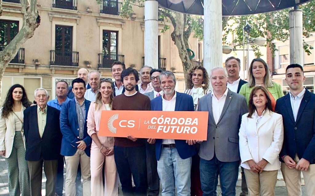 Jesús Lupiáñez, el candidato a la alcaldía de Córdoba por Ciudadanos, posa con el resto de su candidatura