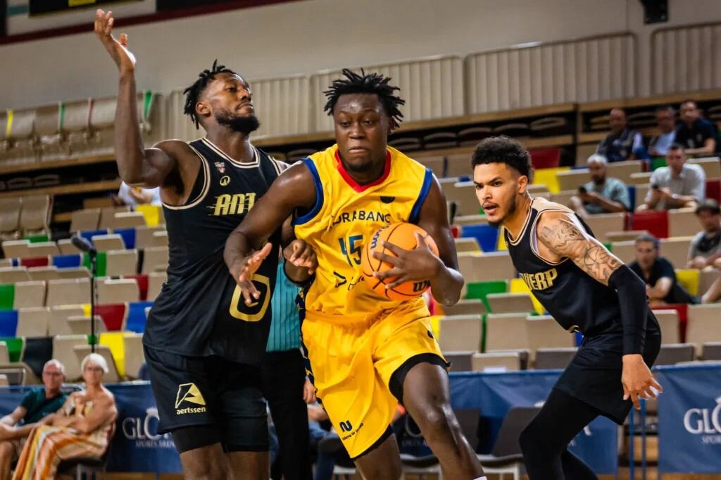 Sekou Doumbouya, MVP del partit, superant a dos rivals