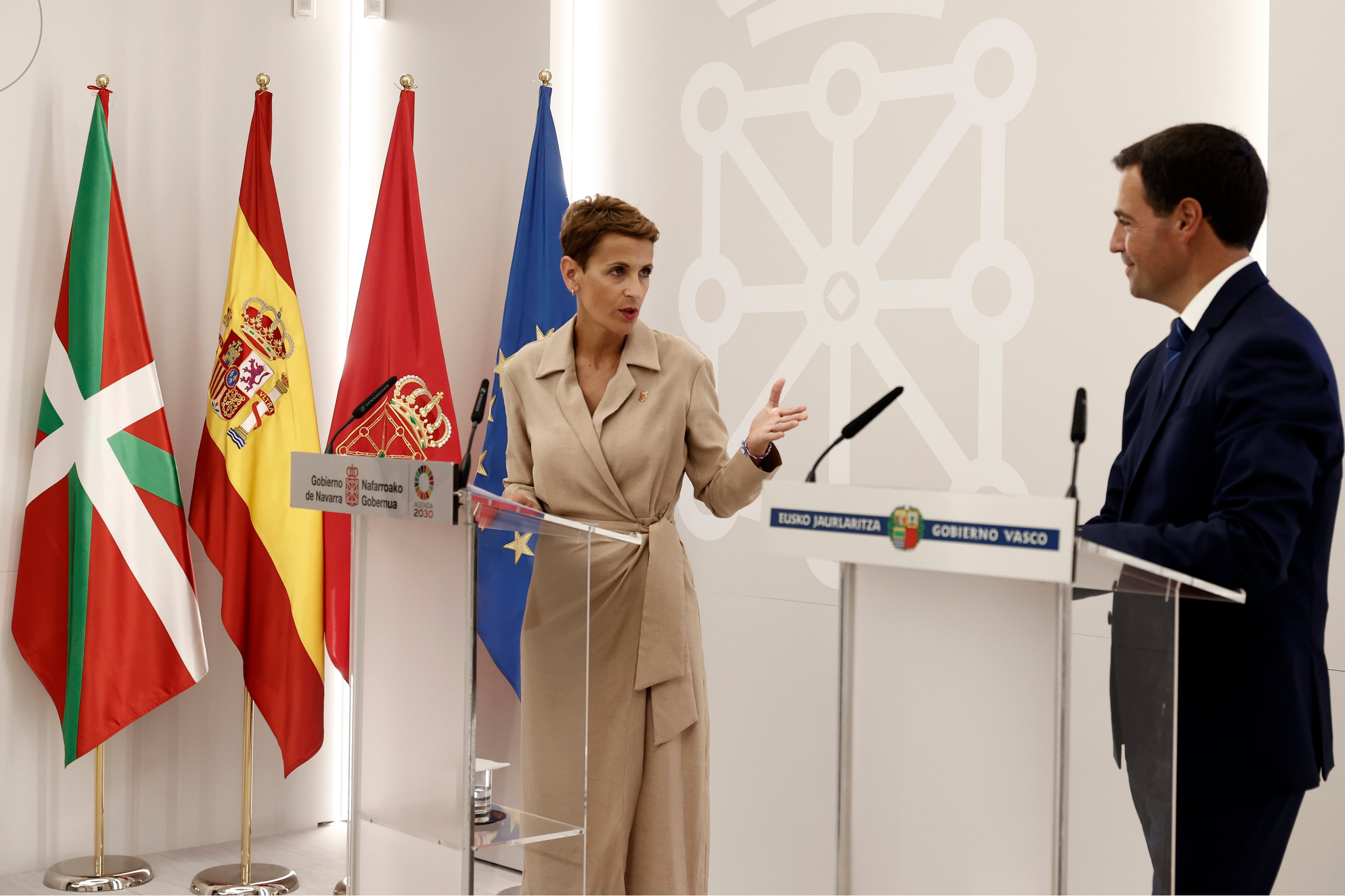 La presidenta de Navarra, María Chivite, y el lehendakari, Imanol Pradales, en su primer encuentro institucional en Pamplona.