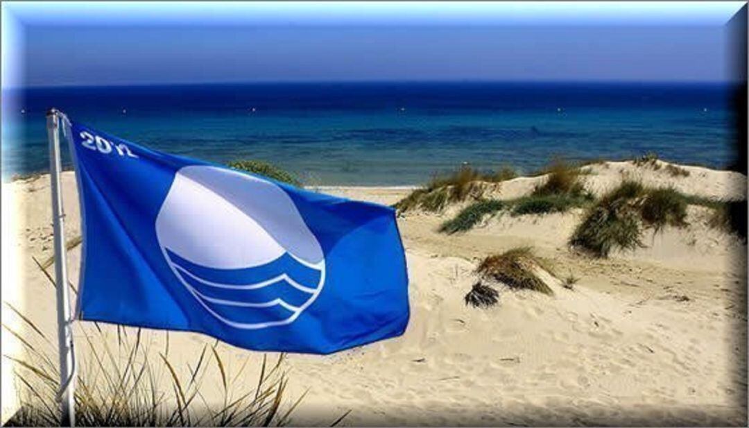 Bandera azul colocada en una playa que ha obtenido este distintivo.