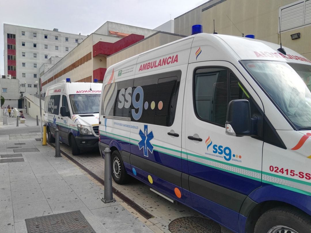 Dos ambulancias en el Hospital de Jerez