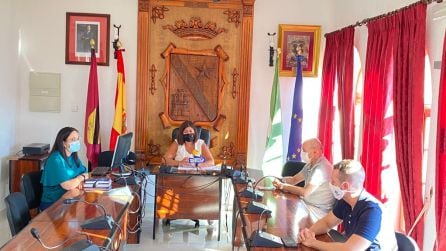 Momento de la rueda de prensa en la alcaldesa, Mª Teresa García, explica el desarrollo de la reunión con la delegada de Bienestar de la Junta de Andalucía