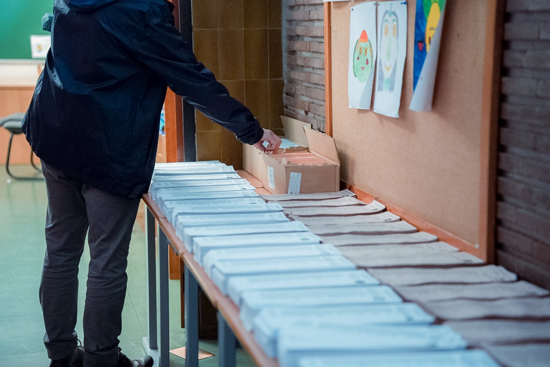 Papeletas para votar de los distintos partidos políticos preparadas en un colegio electoral. Gabriel Luengas - Europa Press