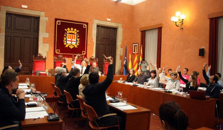 El pleno del Ayuntamiento de Manresa votando las enmiendas a la moción presentada por la CUP