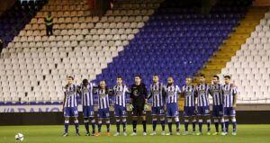 Los jugadores del Deportivo guardan un minuto de silencio por la muerte de Francisco Javier Romero Taboada.