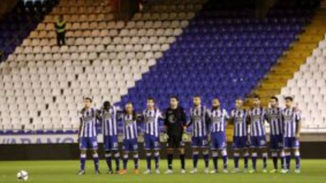 Los jugadores del Deportivo guardan un minuto de silencio por la muerte de Francisco Javier Romero Taboada.