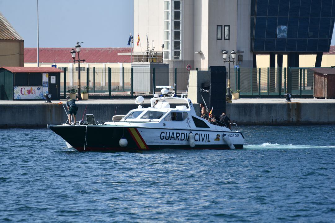 Una embarcación de la Guardia Civil, en el puerto de Ceuta, el pasado mes de agosto.