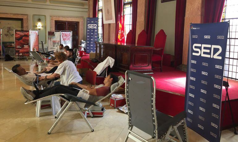 Imagen de los donantes de sangre en el Salón de Plenos del Ayuntamiento