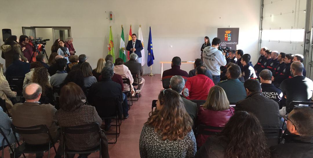 Víctor Torres, alcalde de Martos, durante la toma de posesión de los nuevos bomberos de la ciudad