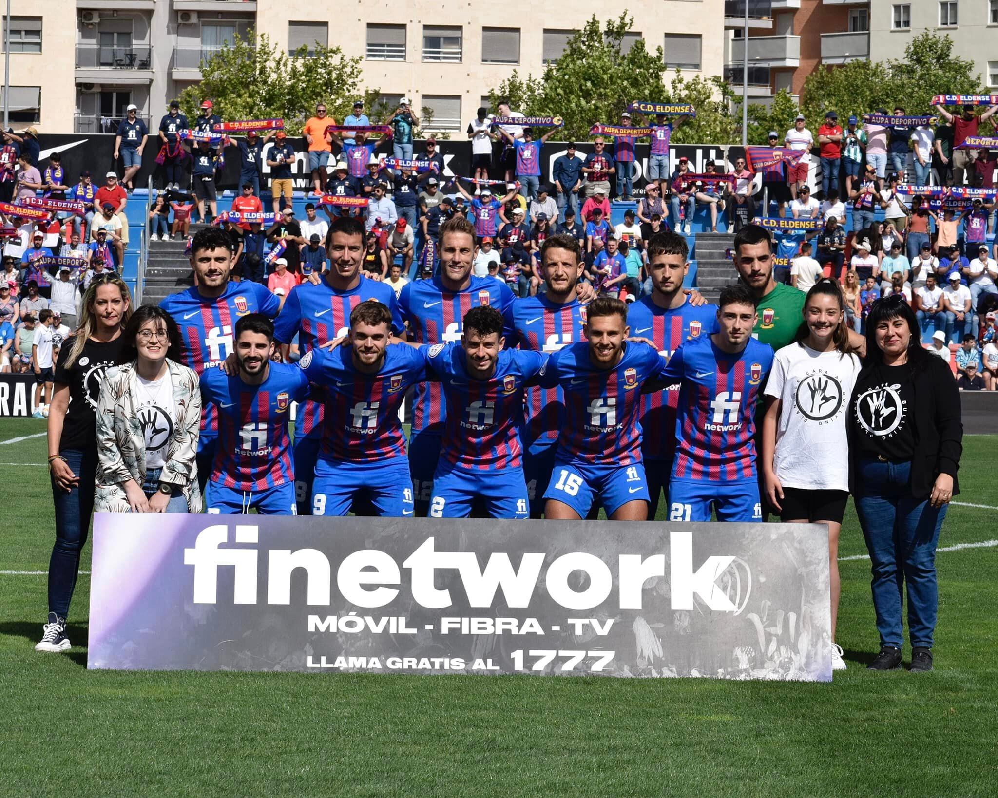 Miembros de la plataforma &quot;Plántale cara al Bullyng&quot; con el once titular del Eldense