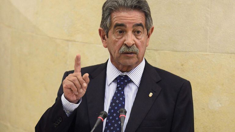 Miguel Ángel Revilla en la sede del Parlamento cántabro