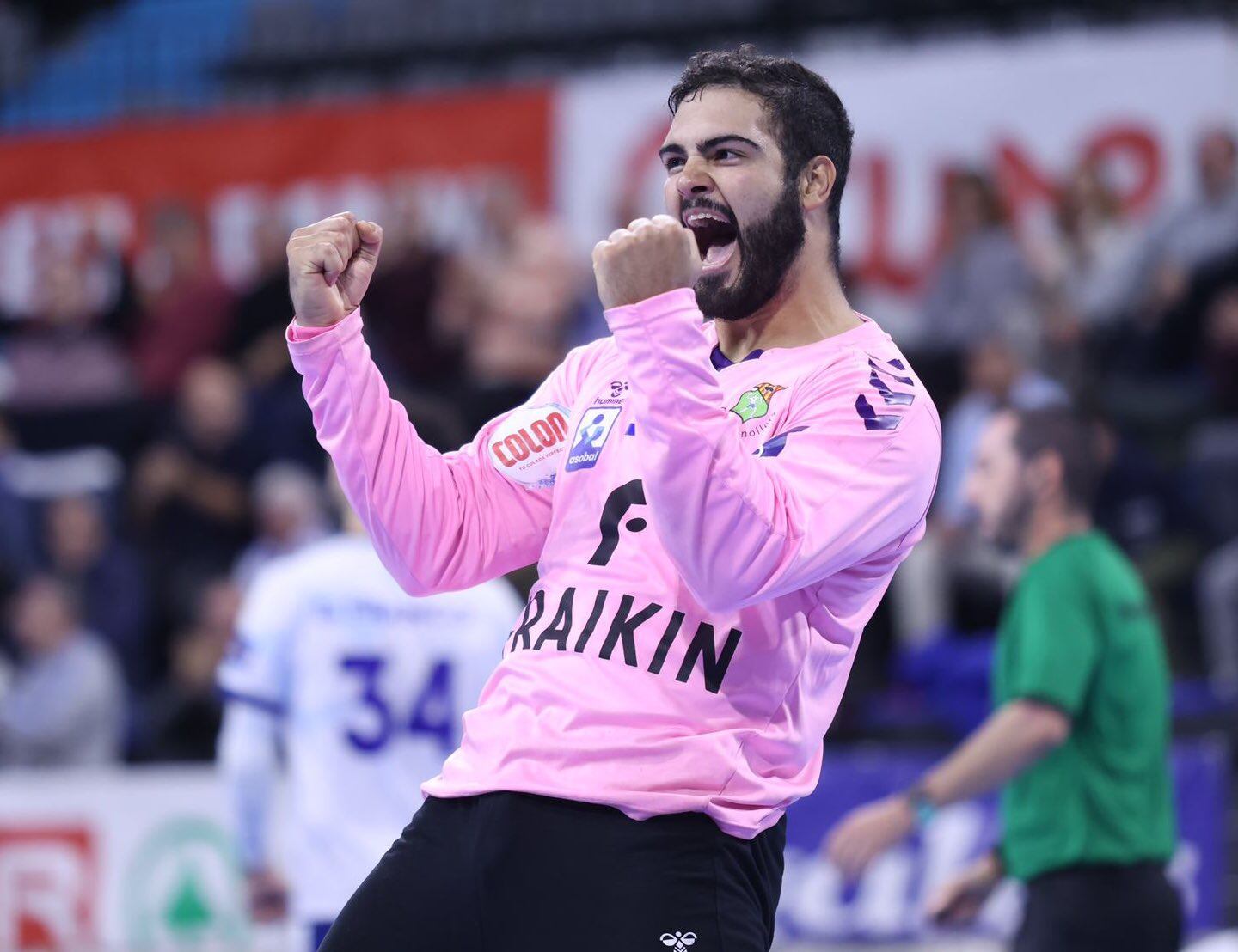 El portero brasileño en las filas del Fraikin Granollers, Rangel Luan, celebra una parada.