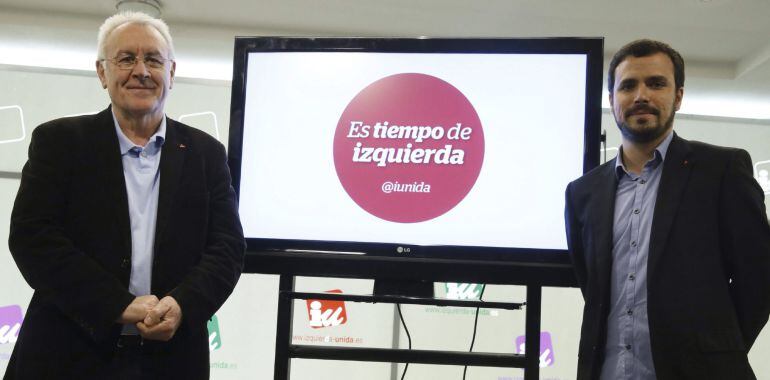 GRA089. MADRID, 13/04/2015.- El coordinador federal de IU, Cayo Lara (i), y el candidato a la Presidencia del Gobierno, Alberto Garzón (d), durante la rueda de prensa que han ofrecido hoy para tratar distintos temas de actualidad política. EFE/Fernando Al