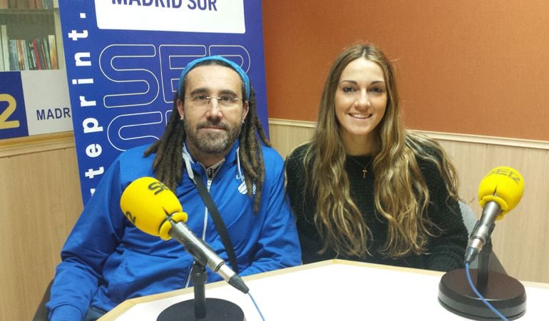 Román Almendros, técnico del equipo de Superliga 2, y Paula Gabín, una de sus jugadoras