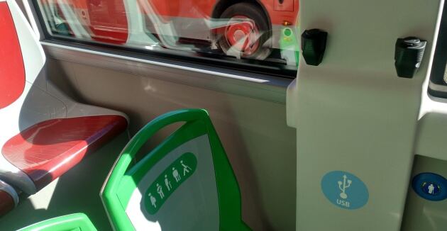 Los nuevos autobuses incluyen espacios de carga de móviles por USB
