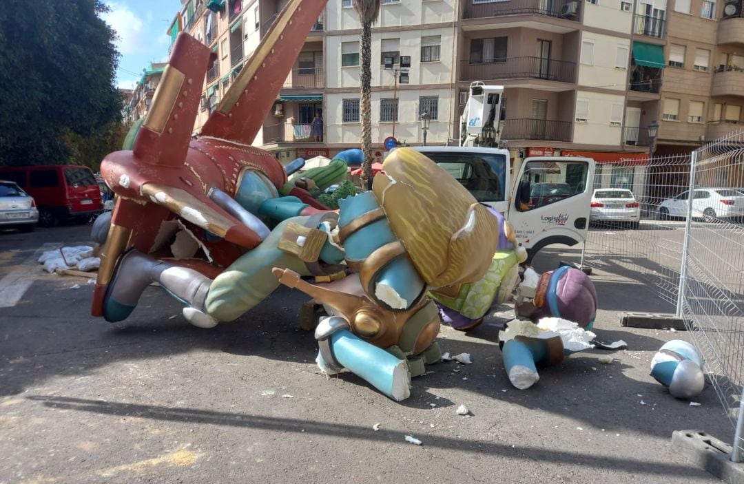 Estado en el que ha quedado la figura principal de la Falla Calvo Acacio este sábado en València. 