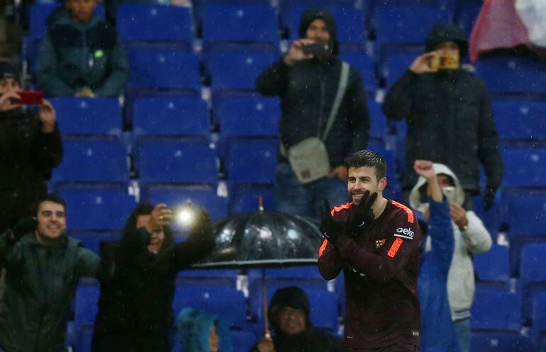 El central del Barcelona celebra su gol en Cornellà.