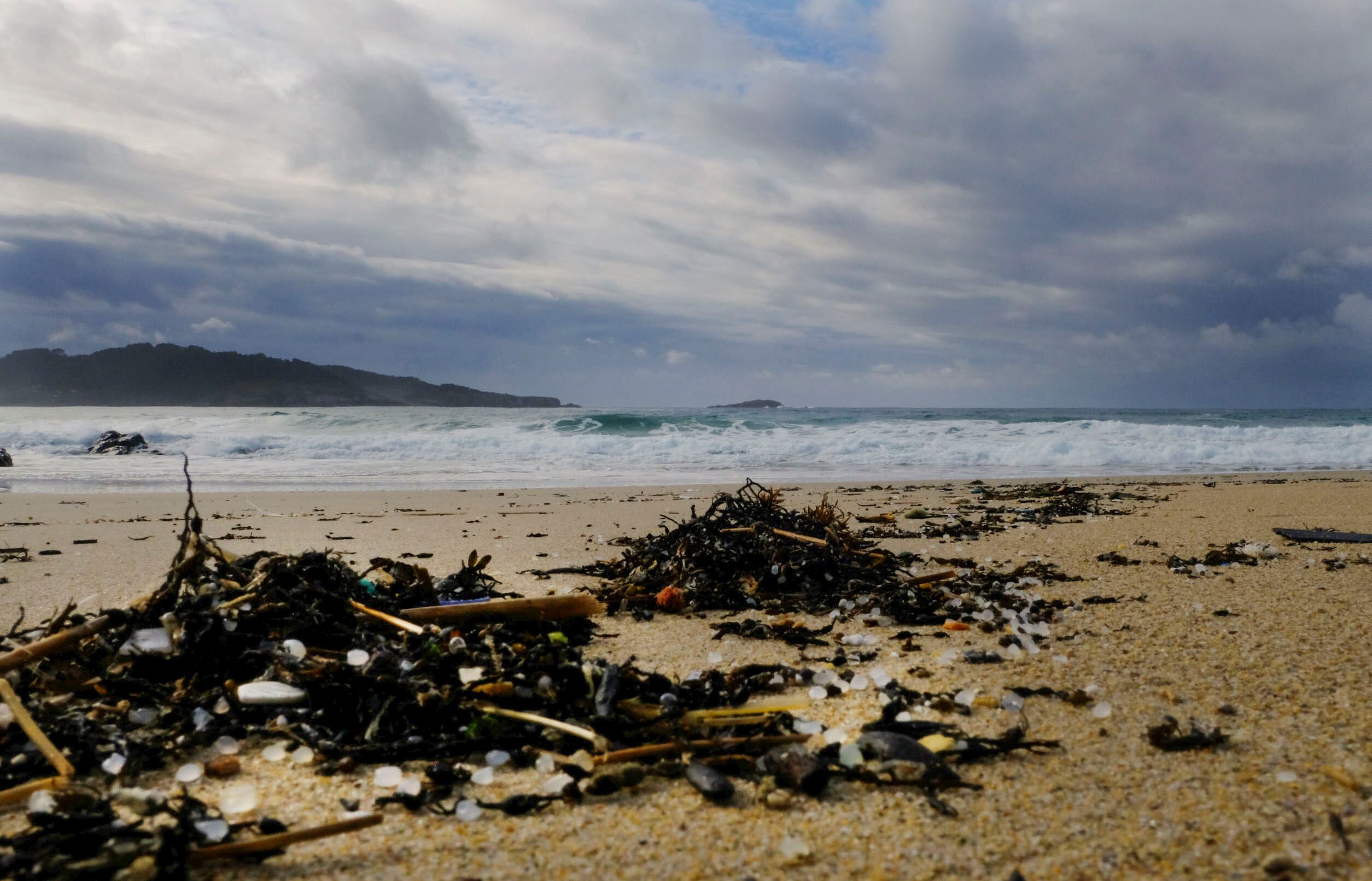 Pellets plásticos cubren la playa del Vilar en la parroquia de Covas de Ferrol, en costa gallega.