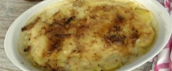 Gratín de patatas con torta extremeña