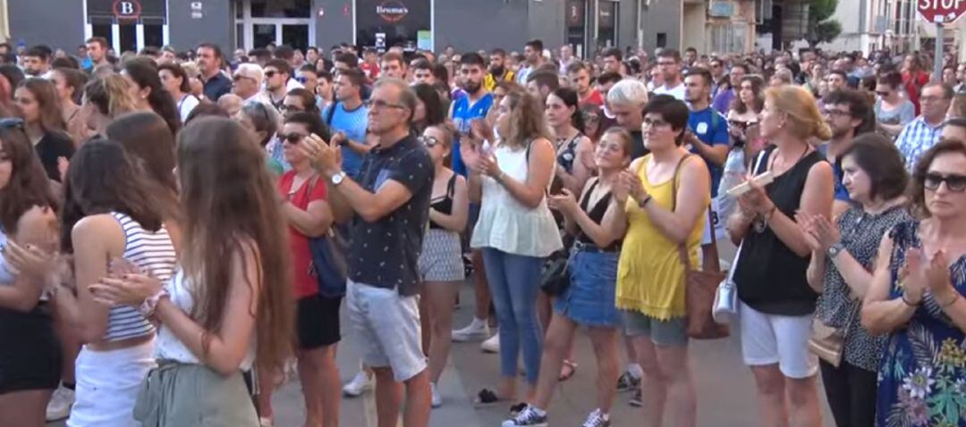 Centenares de vecinos se concentraron el jueves por la tarde en Andorra por el asesinato de unos de sus vecinos, Ismael, de 15 años. 