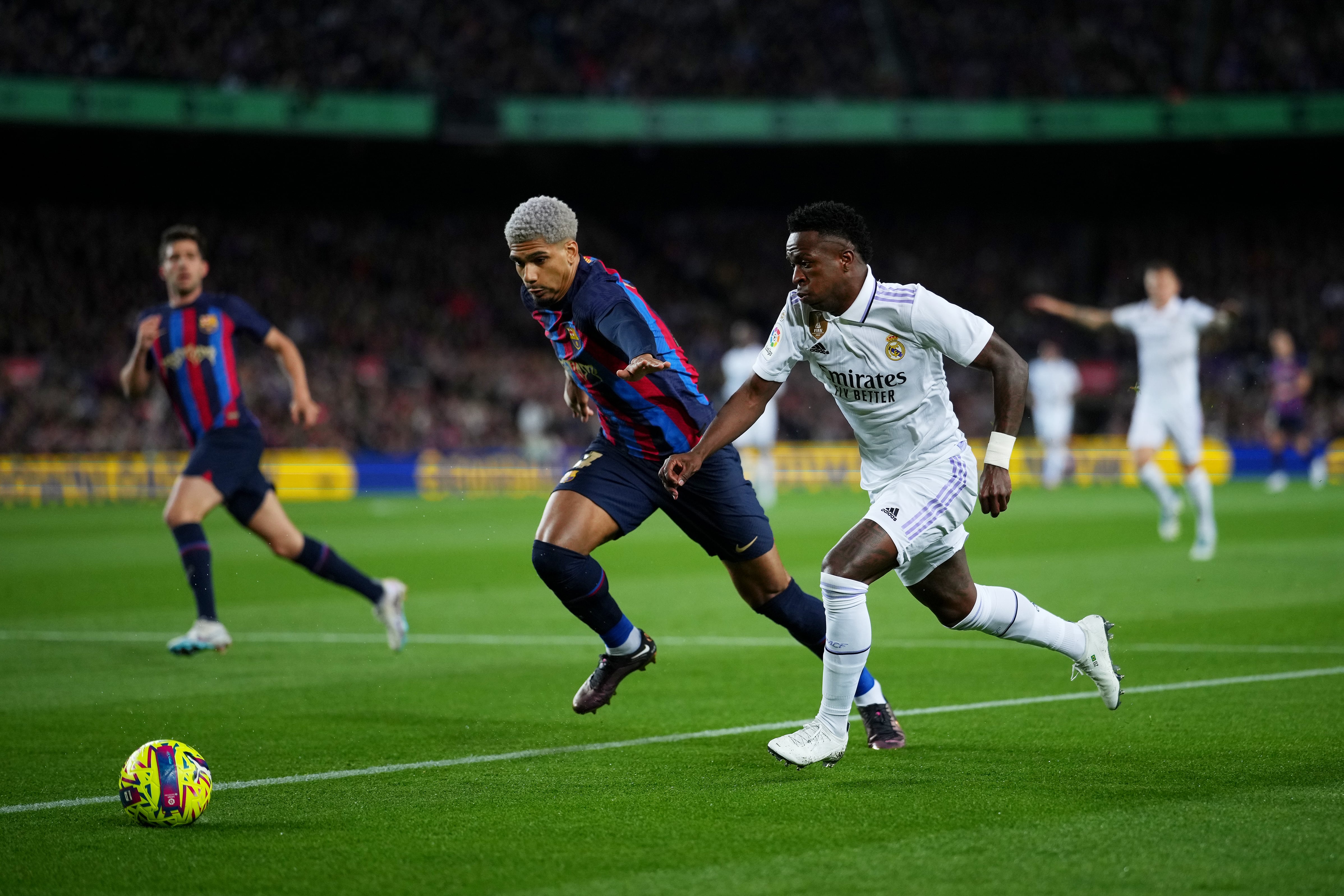 Ronald Araujo y Vinicius Júnior of Real Madrid protagonizan uno de los grandes duelos individuales del Clásico (Photo by Alex Caparros/Getty Images)