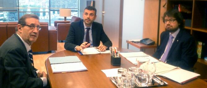 El conseller de Territori i Sostenibilitat, Santi Vila, amb el secretari general de FERRMED, Joan Amorós i el secretari de Mobilitat, Ricard Font