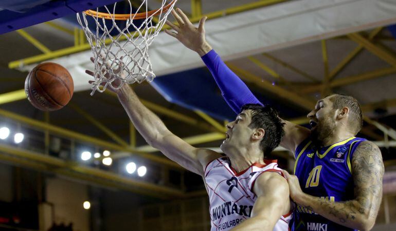  El pívot montenegrino del Montakit Fuenlabrada Blagota Sekulic (i) durante el partido ante el B.C. Khimki de Eurocup