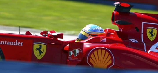 El piloto español Fernando Alonso (Ferrari) pilota su monoplaza durante los entrenamientos libres del Gran Premio de Turquía