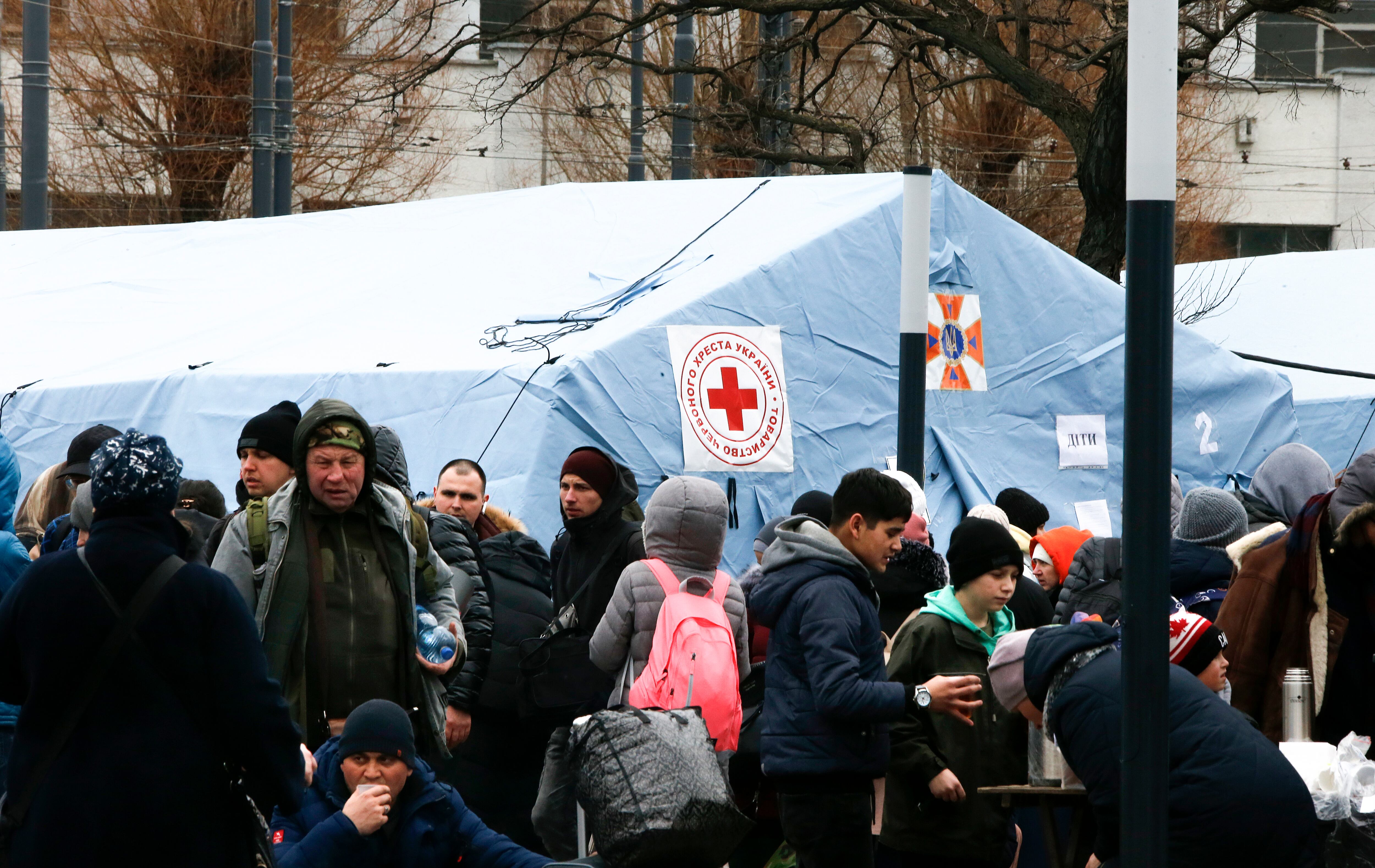 GRAF9070. LVIV (UCRANIA) 02/03/2022.- Miles de refugiados que huyen de Ucrania hacia Polonia y de los bombardeos de Kiev llegan y salen desde la estación de trenes de Lviv, son atendidos a su llegada por asociaciones humanitarias. EFE /Manuel Lorenzo
