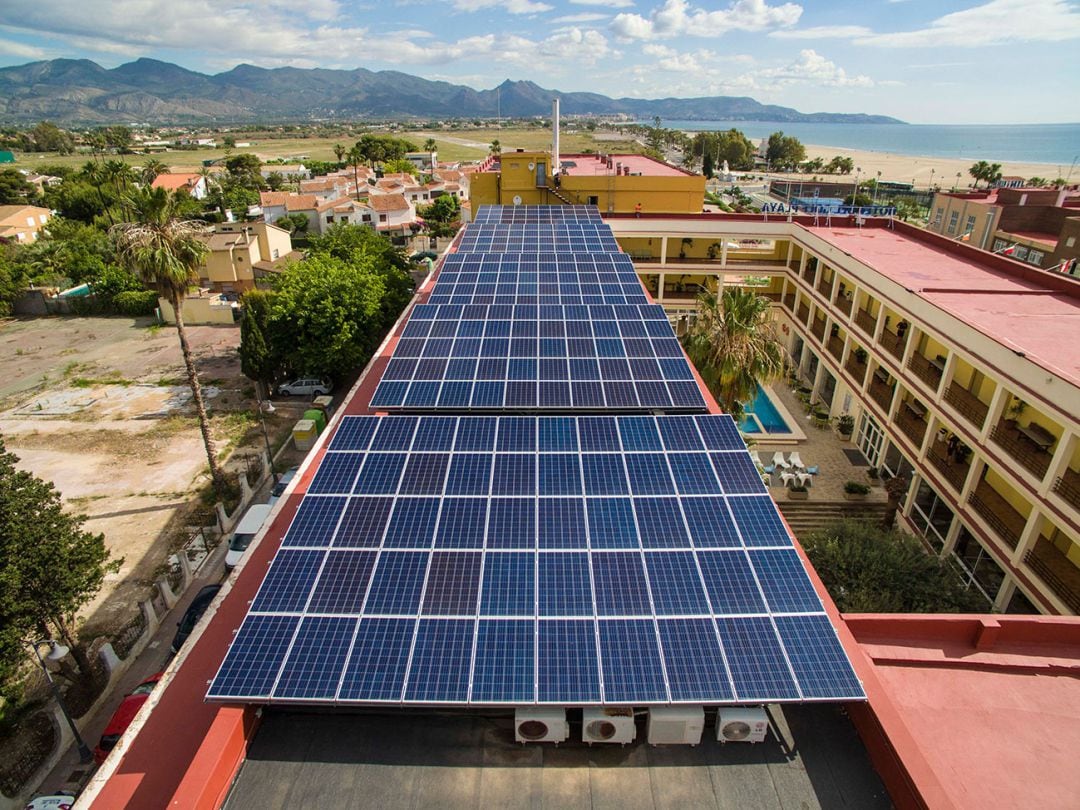 La firma ha ampliado su instalación fotovoltaica y ha implantado dos cargadores para vehículos eléctricos.