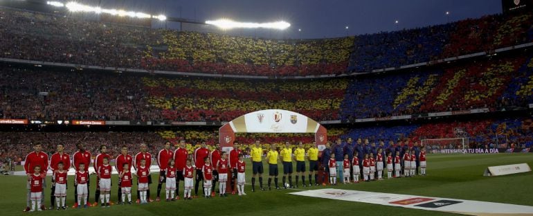 Los jugadores posan mientras suena el himno de España en la final de la Copa.