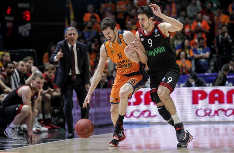 GRA472. VALENCIA. 04/03/2015.- El base del Valencia Basket, Guillem Vives (i), avanza con el balón ante la presión del base serbio del FC Bayern Munich, Vasilije Micic, durante el partido de ida de los octavos de final de la Eurocopa de Baloncesto que se disputa esta noche en el pabellón de la Fuente de San Luis, en Valencia. EFE/Manuel Bruque.