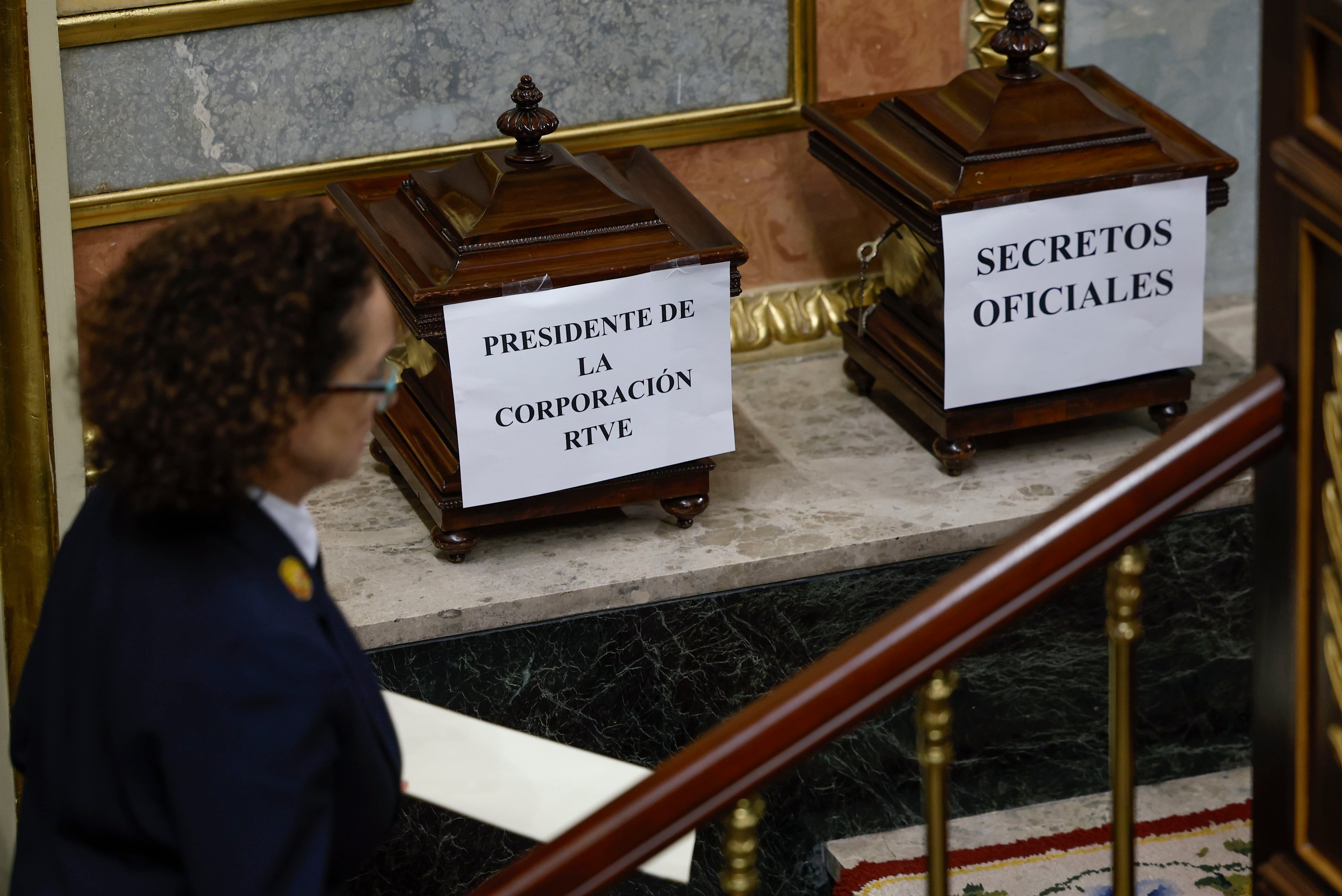 Detalle de las urnas preparadas para las votaciones en el Congreso sobre el presidente de la corporación de RTVE.