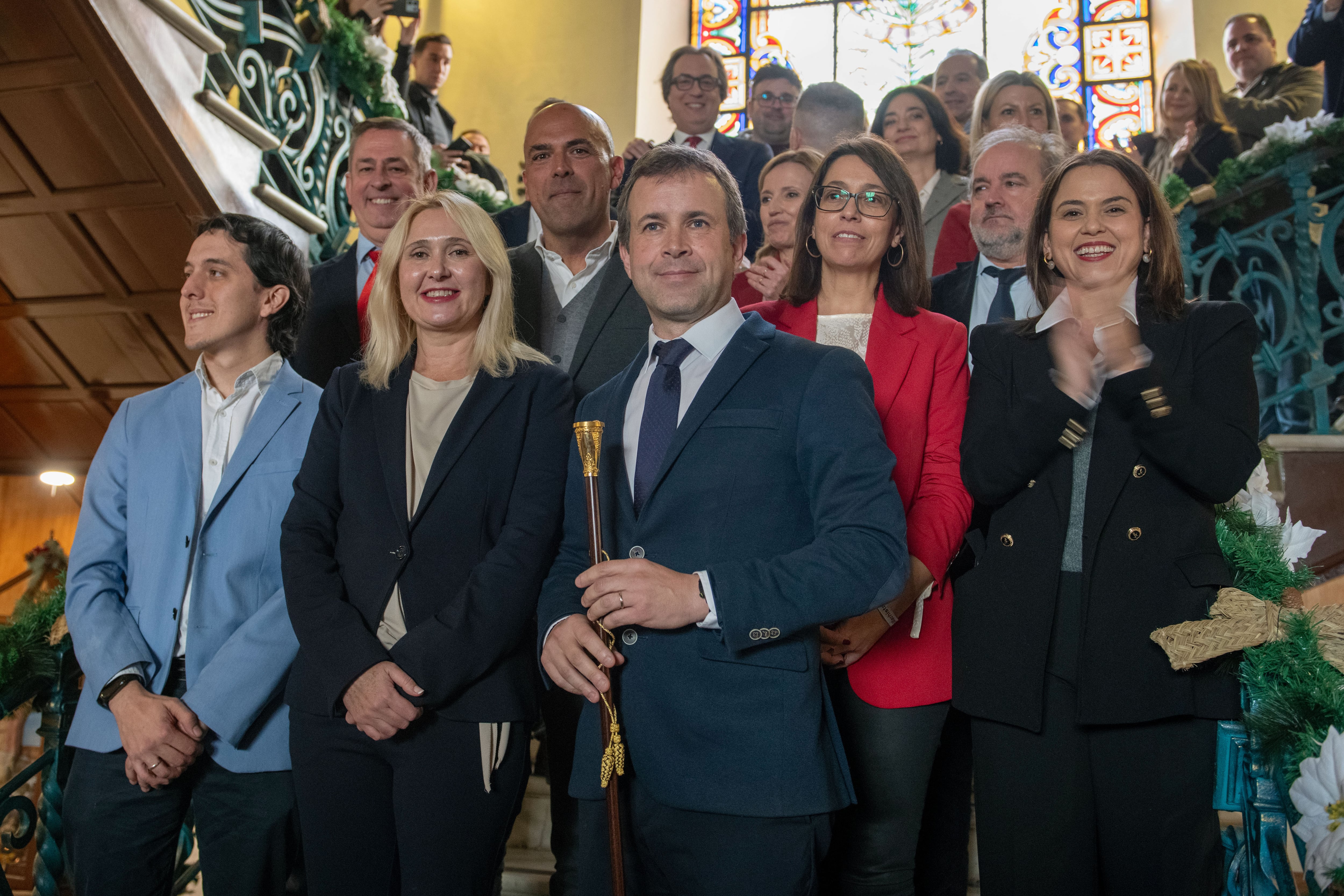 JAÉN (ESPAÑA), 02/01/2025.- El socialista Julio Millán posa junto a dos miembros de Jaén Merece Más, María Espejo Nieto (2i) y Luis García Millán (i) tras ser investido este jueves como nuevo alcalde de Jaén al prosperar, minutos antes de las 13 horas, la moción de censura presentada por los 11 ediles del PSOE y los tres del grupo Jaén Merece Más contra el alcalde del PP, Agustín González. Los 11 ediles del PP y los dos de Vox votaron en contra. EFE/ José Manuel Pedrosa.
