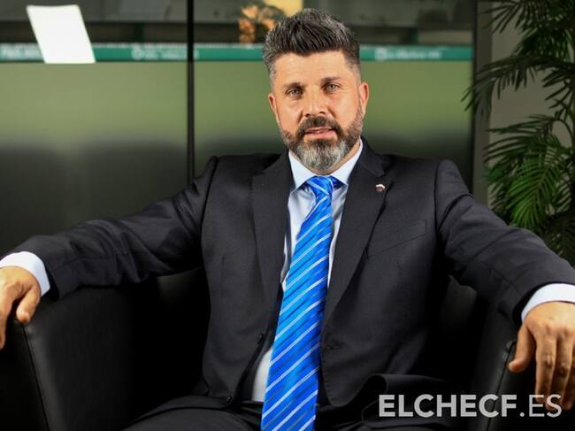 Christian Bragarnik en el palco del estadio Martínez Valero