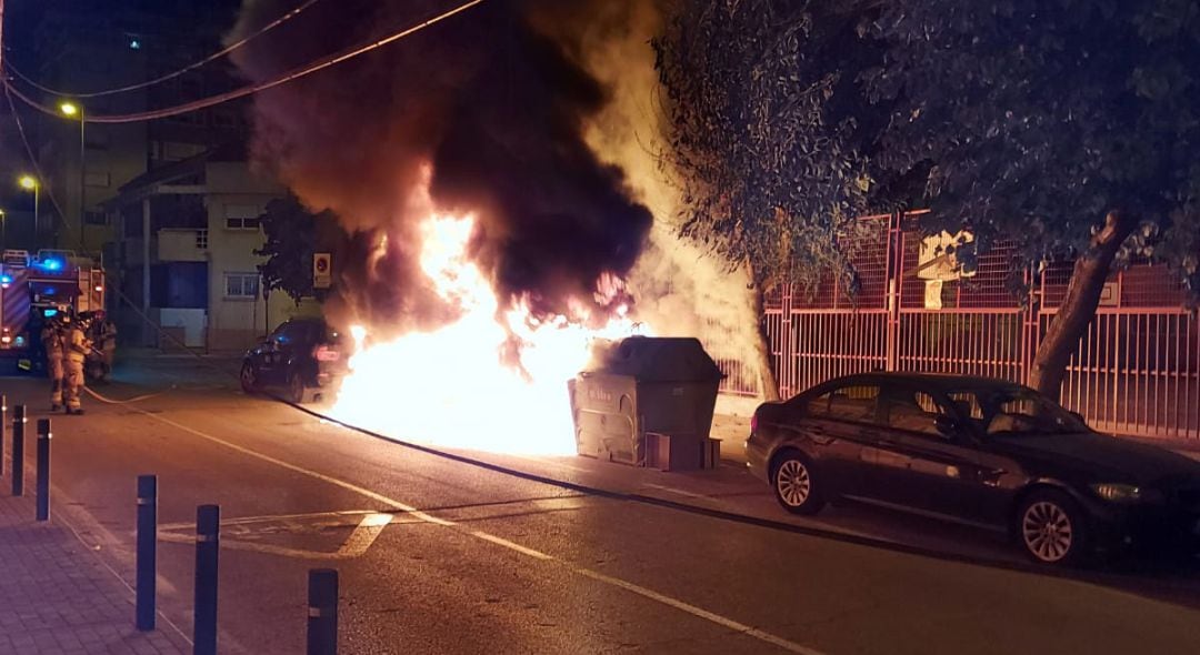 Imagen de uno de los contenedores incendiados anoche en Murcia