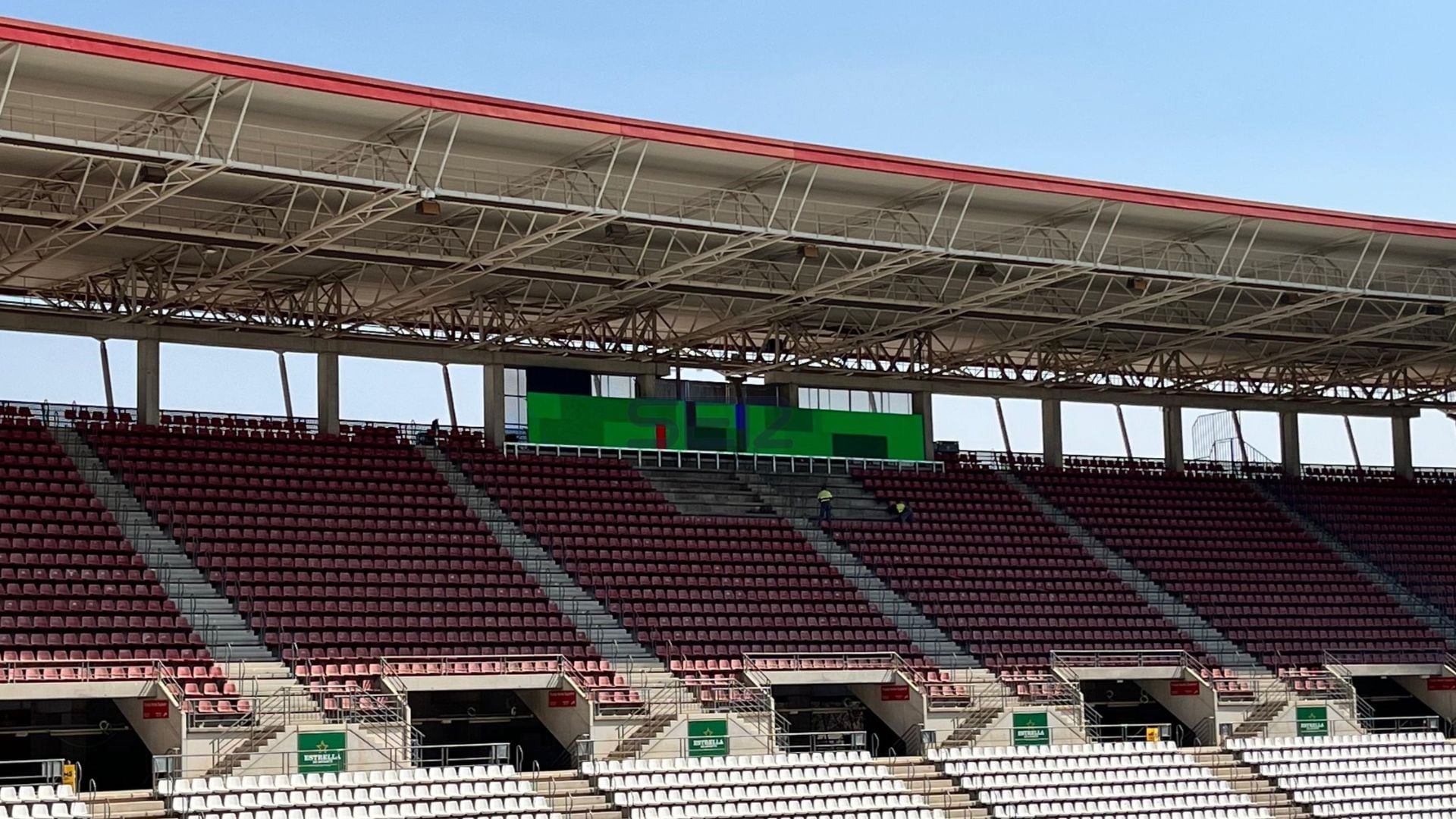 El estadio Enrique Roca, casa del Real Murcia, empieza con la instalación de los videomarcadores provisionales.