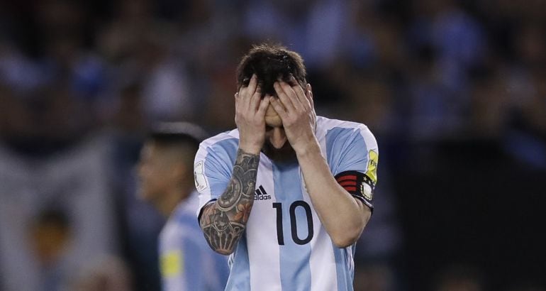 Messi, con las manos en la cabeza durante un partido con la selección argentina