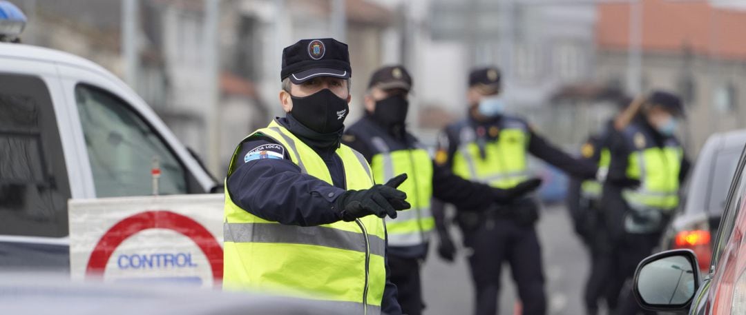 Varios de los agentes de la Policía Local realizando un control de movilidad en la salida de Santiago de Compostela