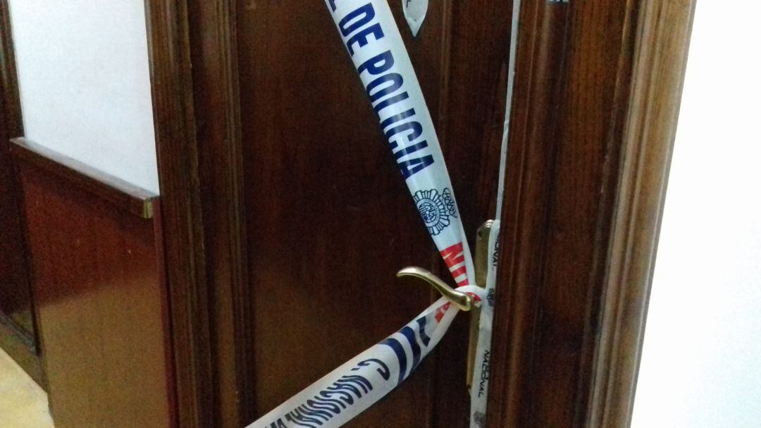 Puerta del domicilio de la mujer apuñalada en Vigo