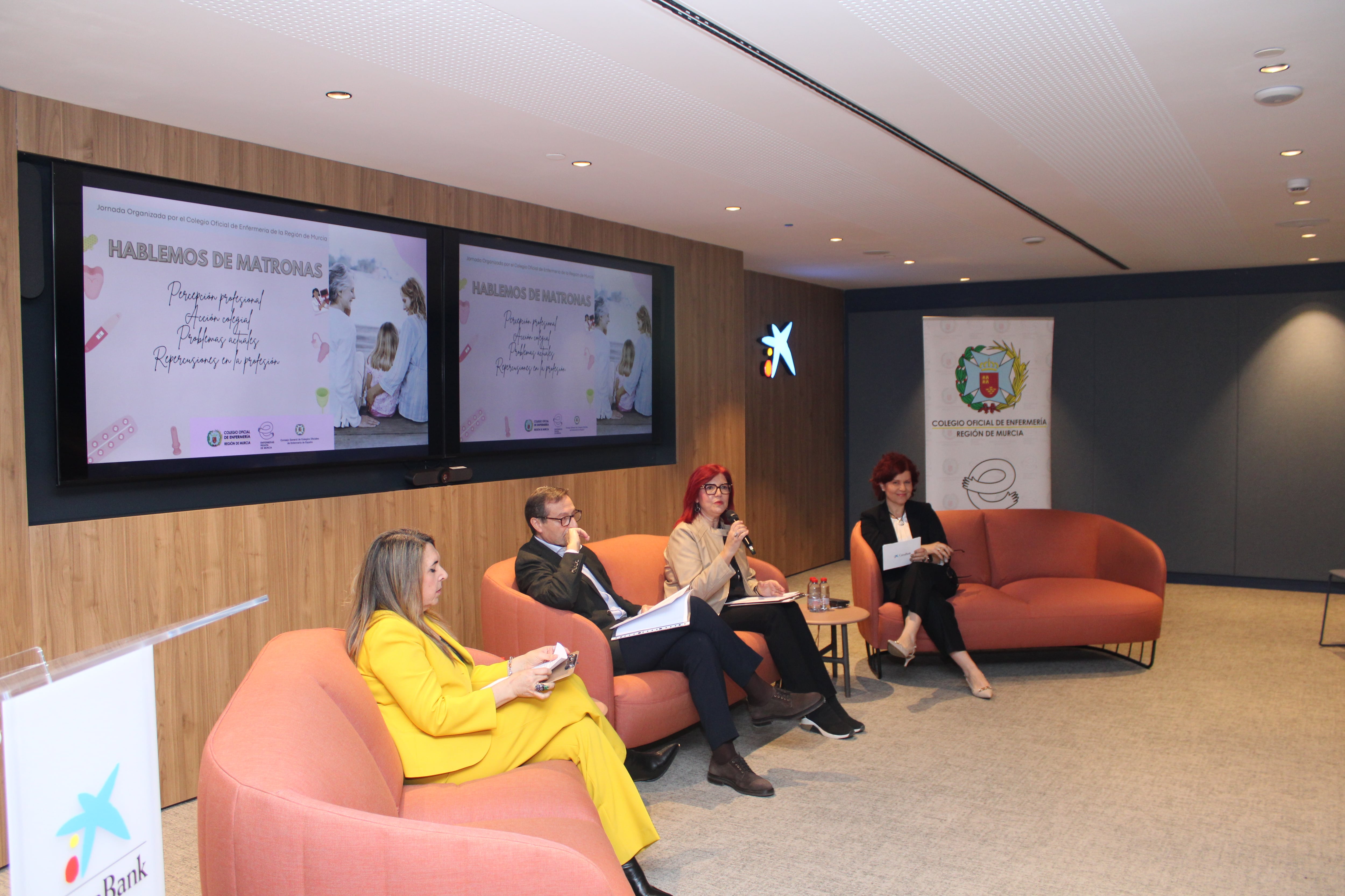 La jornada 'Hablemos de matronas' contó con una mesa redonda moderada por  Amelia Corominas, presidenta del Colegio de Enfermería de la Región de Murcia. COEMUR.