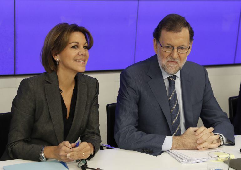 El jefe del Ejecutivo y presidente del PP, Mariano Rajoy (d), junto a la ministra de Defensa y secretaria general del PP, María Dolores de Cospedal (i).