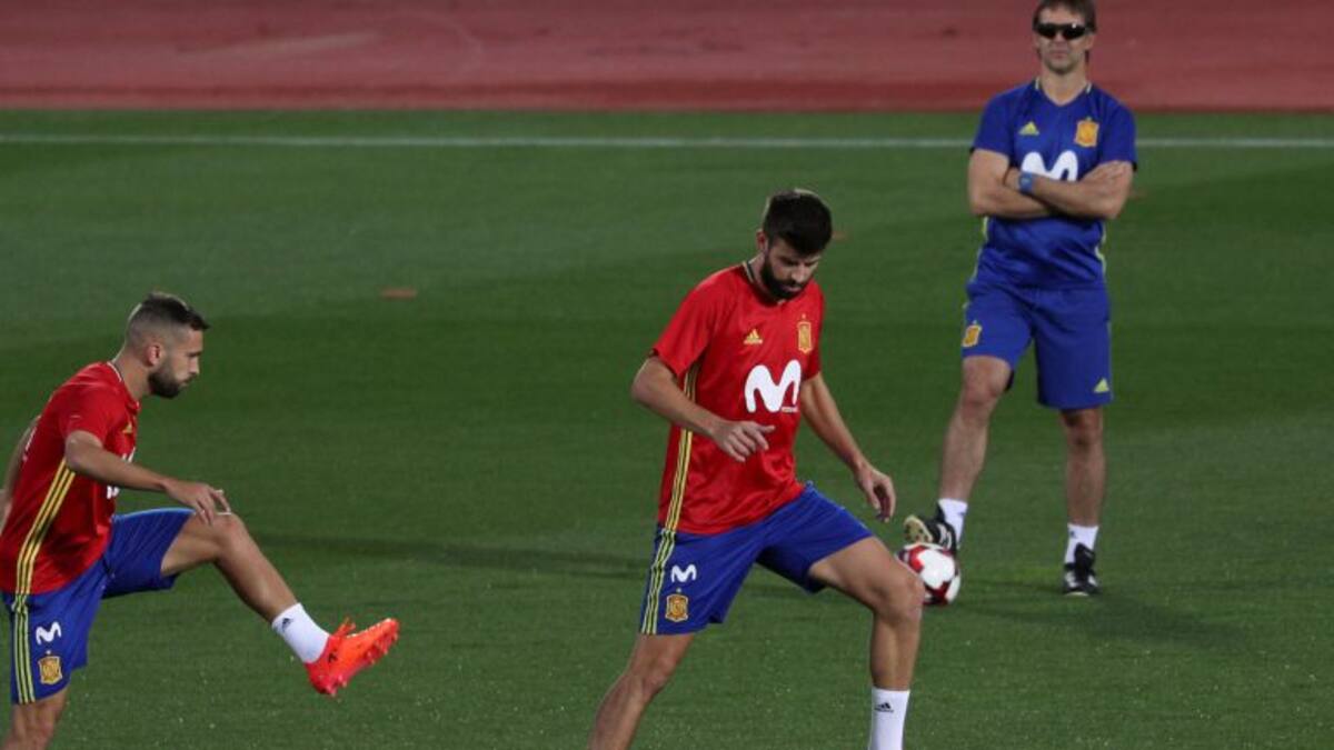 Hora 25 deportes (02/10/2017): Recibimiento hostil de la afición a Piqué