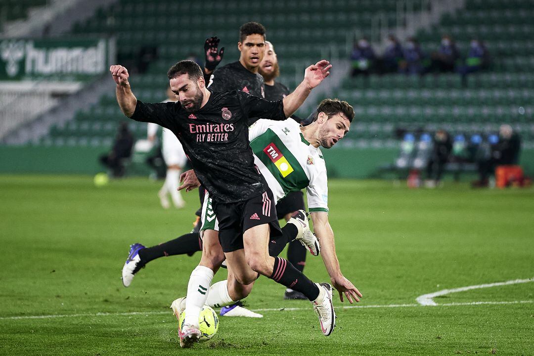 Carvajal y Boyé disputan un balón en el área.