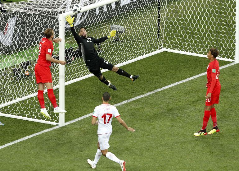 Hassen impide una buena ocasión de Inglaterra  