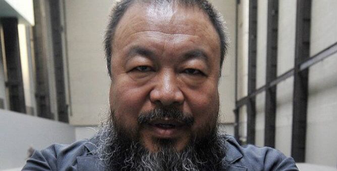 El artista y disidente chino, Ai Weiwei, inaugura en Sevilla su primera exposición en España.