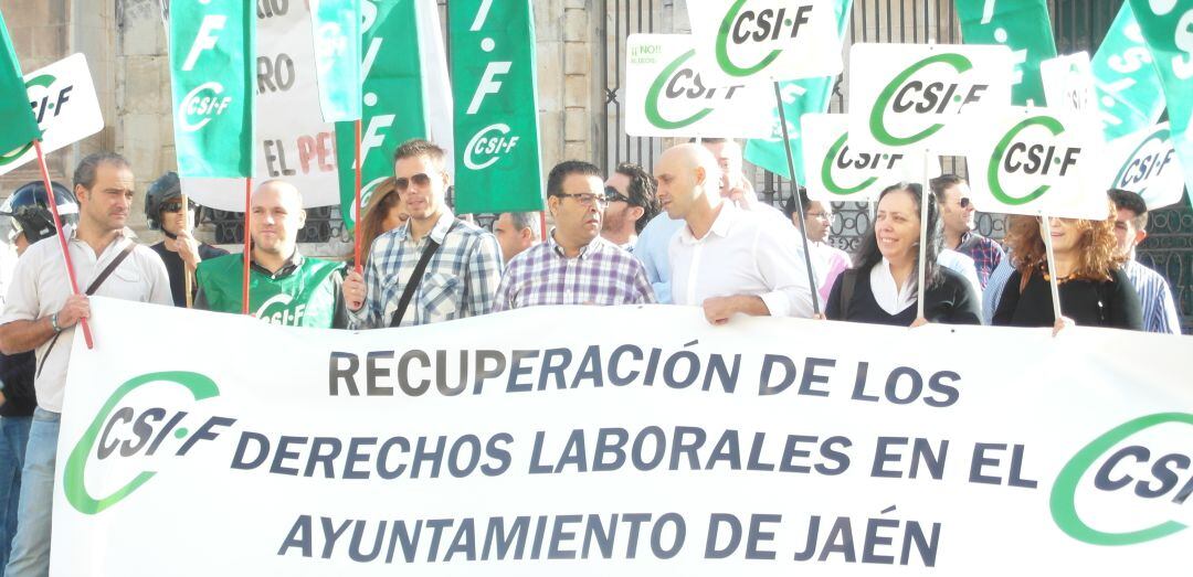 Manifestantes pertenecientes a CSIF frente al Ayuntamiento de Jaén.