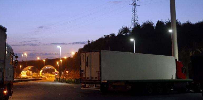 Camión frigorífico en cuyo interior han sido localizados tres refugiados sirios con síntomas de falta de oxígeno e hipotermia, cuando se encontraba aparcado en una estación de servicio de la localidad guipuzcoana de Hernani. EFE/Javier Etxezarreta.