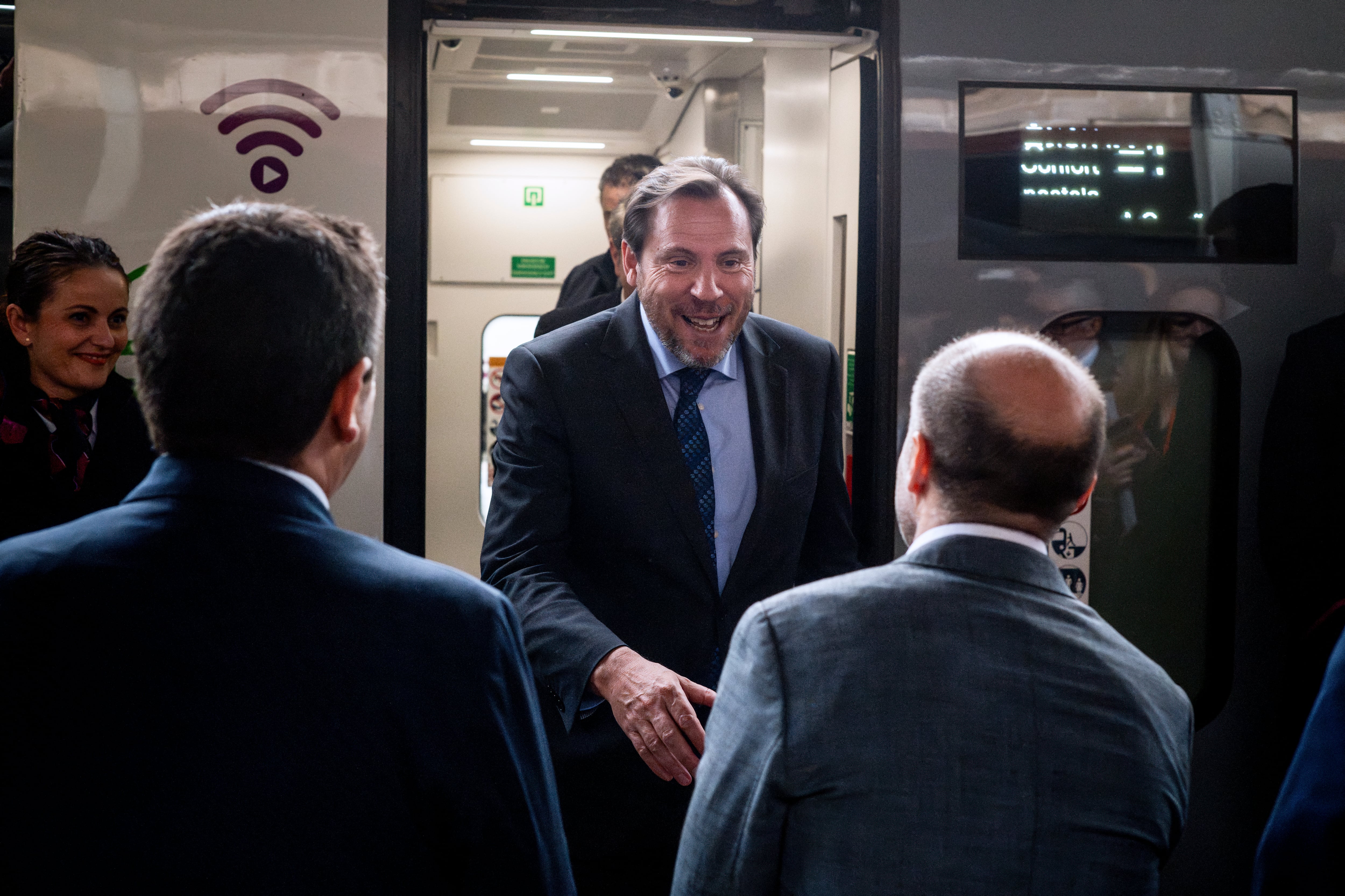 El ministro de Transportes y Movilidad Sostenible, Óscar Puente (c), en la estación de Ourense